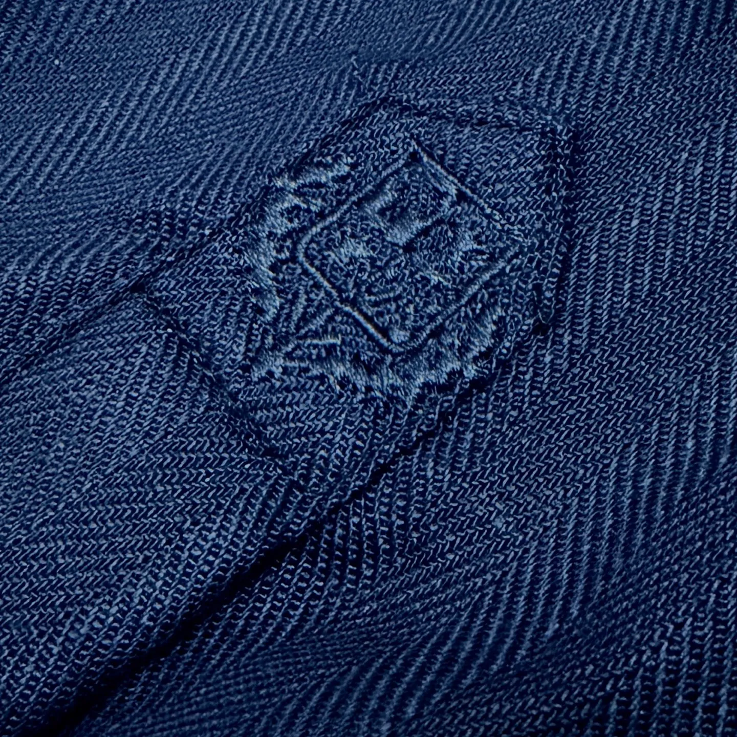 LP➡️ Heavy embroidery🪡logo long-sleeved linen shirt, sun protection jacket, same style for men and women, premium embroidery🪡Logo Premium version, counter-customized fabric, breathable, high comfort, precision production, impeccable detail processing, ✅customized logo engraved buttons, complete with three labels. Brand element design concept reflects high quality. It feels delicate and soft! It presents a casual cut and the upper body shape is great! Size：s m l xl